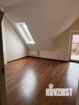 Коттедж 210м&sup2;, 2-этажный, участок 10 сот.  