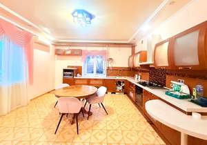 Дом 353м&sup2;, 3-этажный, участок 11 сот.  